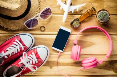 Turizm planlaması ve ahşap zemin üzerinde yolculuk için gerekli ekipman