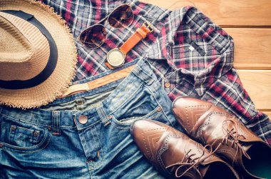 Aksesuar ve ahşap bir zemin - yaşam tarzı üzerinde erkekler için giyim