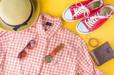 Giyim ve Aksesuar Sarı zemin üzerinde seyahat için