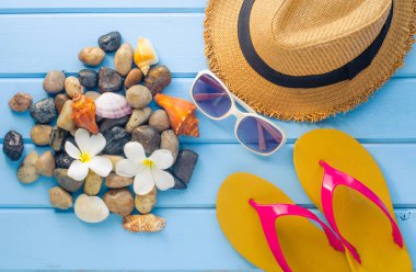 Yaz için seyahat mavi ahşap zemin üzerinde kostüm aksesuarları