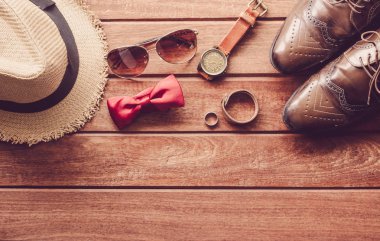 Ahşap zemin üzerinde erkekler için aksesuarlar