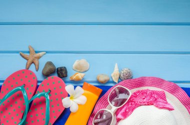 Yaz için seyahat mavi ahşap zemin üzerinde kostüm aksesuarları