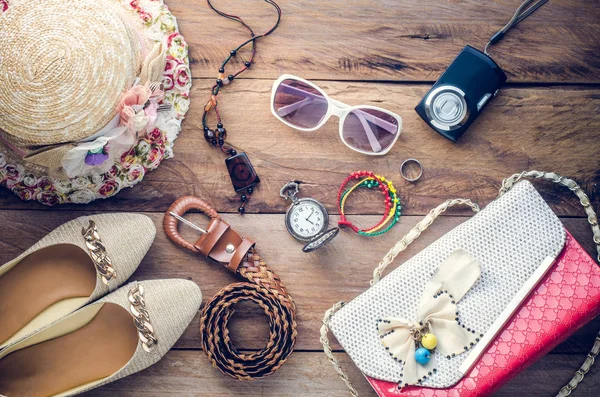 Accesorios para la muchacha adolescente en sus vacaciones, sombrero, elegante para las gafas de sol del verano, bolso de cuero, zapatos y traje en piso de madera — Foto de Stock