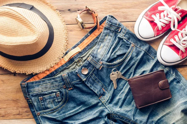 Accesorios de viaje y vestuario en suelo de madera — Foto de Stock