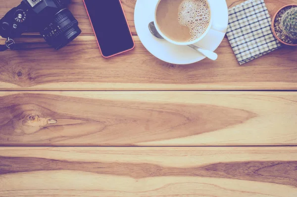 Tazza da caffè, macchina fotografica, smartphone su legno — Foto Stock