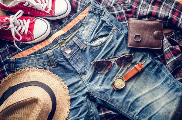 Los accesorios y la ropa para los hombres en el suelo de madera - el estilo de vida — Foto de Stock