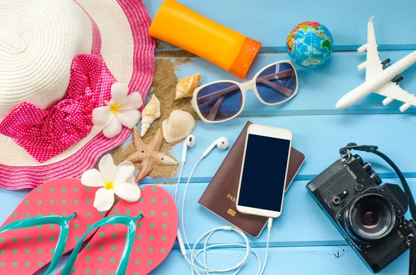 Yaz için seyahat mavi ahşap zemin üzerinde kostüm aksesuarları