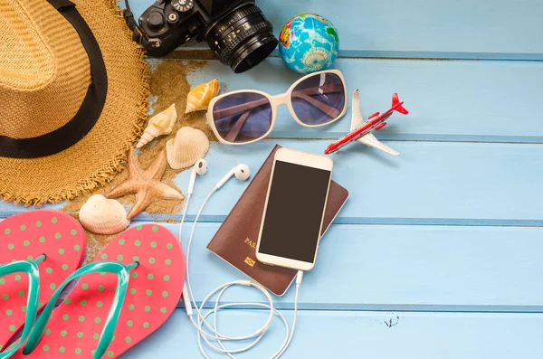 Traje de accesorios con viaje para el verano en piso de madera azul — Foto de Stock