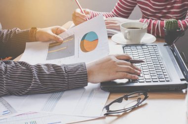  Takım businessmans iş dizüstü bilgisayar açık alan Office ile çalışma. Toplantı rapor devam ediyor