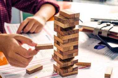 İş hayatında iş riskleri. Meditasyonun planlanması, sektördeki riski azaltmaya karar verirken dikkatli olması gerekir. Oyun kuleden tahta bir bloğa doğru çekilirken