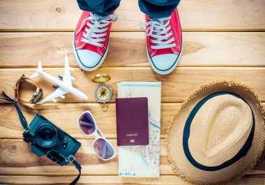 Kız seyahat için hazırlanıyor. ahşap üzerine