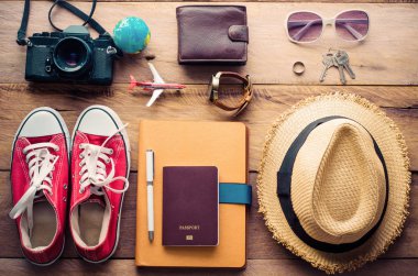 Gezi giyim ve Aksesuar ahşap zemin üzerinde planlama