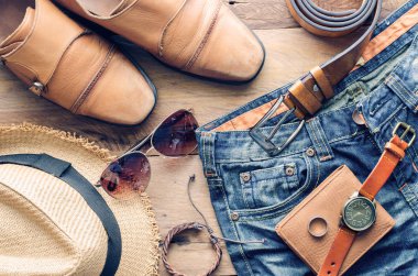 Ahşap zemin üzerinde erkekler için aksesuarlar