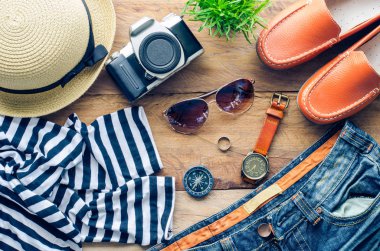 Turizm planlaması ve ahşap zemin üzerinde yolculuk için gerekli ekipman