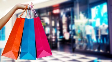 Alışveriş Merkezi alışveriş torbaları kadınla