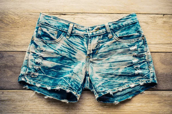 Jeans-Shorts auf dem Holzboden. — Stockfoto