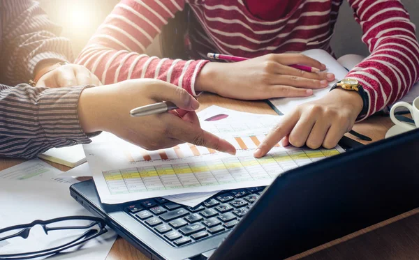 Geschäftsleute arbeiten im Großraumbüro mit Laptop. Sitzungsbericht in Arbeit — Stockfoto