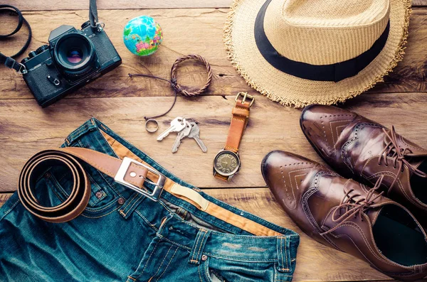 Ropa y accesorios para viajar sobre fondo de madera — Foto de Stock