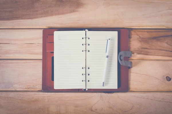 木制的桌子上的钢笔空白笔记本 — 图库照片