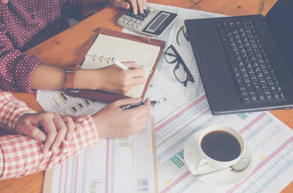 Trabajo de hombres de negocios en equipo. trabajar con el ordenador portátil en la oficina de espacio abierto. Informe de la reunión en curso — Foto de Stock