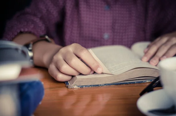 Focus mano libro aperto per la lettura concetto di sfondo — Foto Stock