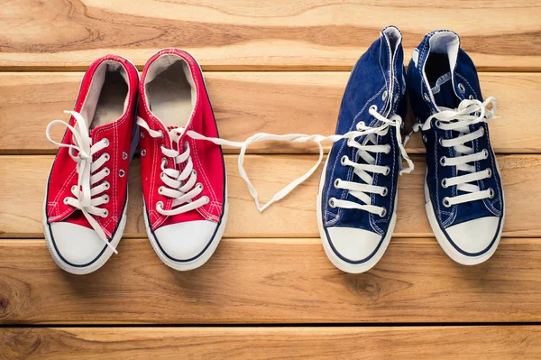 Dos pares de zapatillas de deporte para hombres y mujeres - el concepto de amor — Foto de Stock