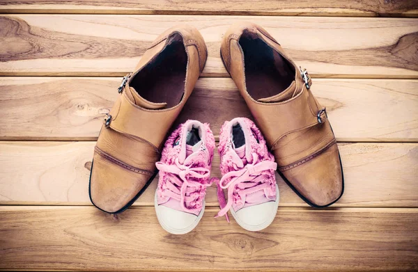 Zapatos para papá y la hija - concepto de proteger — Foto de Stock