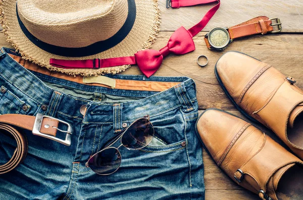 Accesorios para hombres en el suelo de madera — Foto de Stock