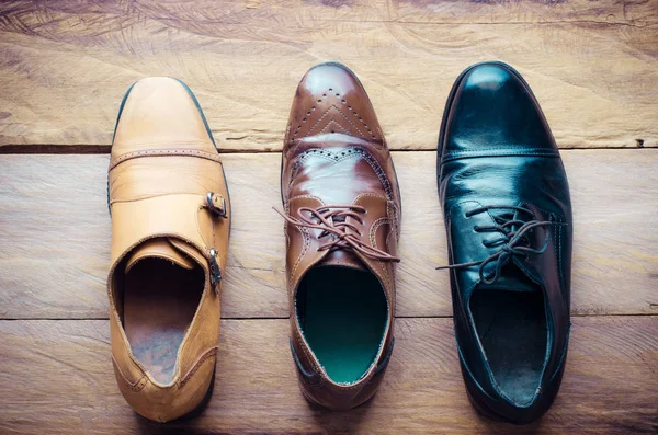 Zapatos de cuero yacen en el concepto de piso de madera para el trabajo — Foto de Stock