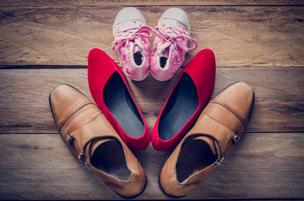 Zapatos, tres pares de papá, mamá, hija - el concepto de familia — Foto de Stock