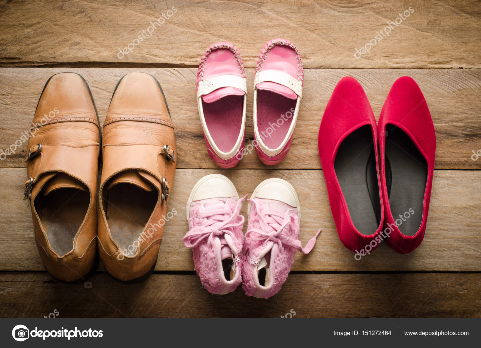 Schuhe, vier Paare von Vater, Mutter, Tochter und Sohn das Paare Der Bunten Stiefel Auf Dem Boden Stockfoto Bild von