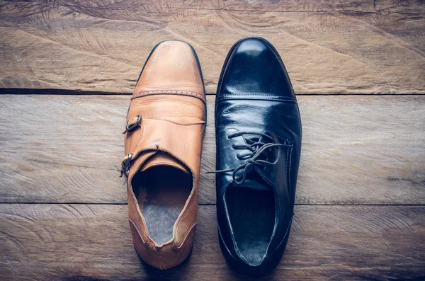 Zapatos de cuero yacen en el concepto de piso de madera para el trabajo — Foto de Stock