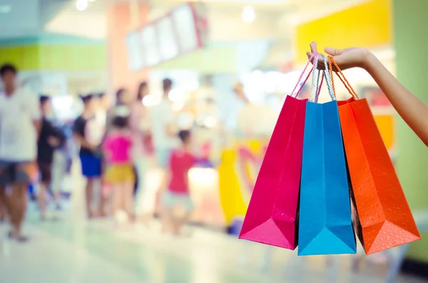 Mujer con bolsas de compras en el centro comercial — Foto de Stock