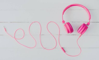 Ahşap zemin üzerinde pembe kulaklık