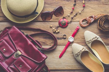 Kadınlar için giysi, ahşap zemine konur.