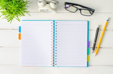Defter, kalem, Ayakkabı, Beyaz ahşap zemin üzerinde.