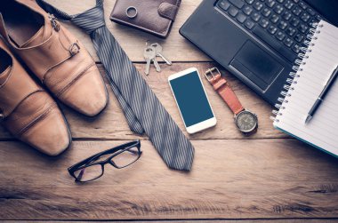 Ahşap zeminde Erkekler için Giysi