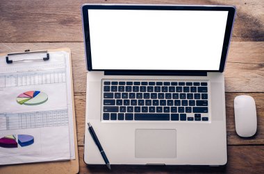 Ahşap masa üzerinde ofis aksesuarları