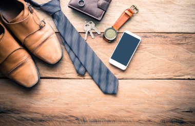 Ahşap zeminde Erkekler için Giysi