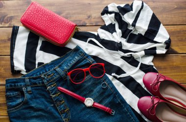 Kadınlar için giysi, ahşap zemine konur..