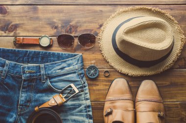 Ahşap zeminde Erkekler için Giysi