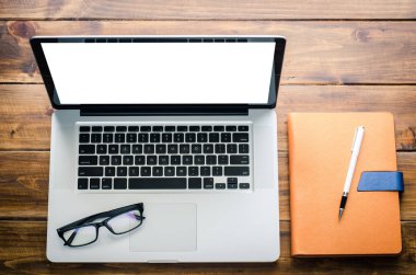Ahşap masa üzerinde ofis aksesuarları ile dizüstü bilgisayar