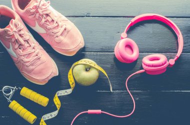 Ahşap arka planda egzersiz ekipmanları ile fitness kavramı.