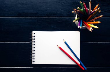 defter pencill ve ahşap masa kahve fincan