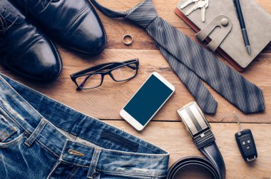 Ahşap zeminde Erkekler için Giysi