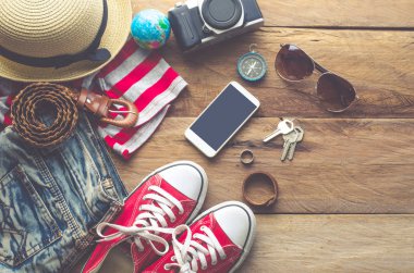 Giyim ve Aksesuar ahşap zemin üzerinde kadınlar için