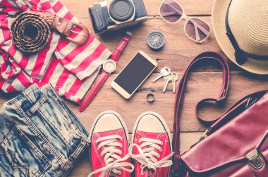 Giyim ve Aksesuar ahşap zemin üzerinde kadınlar için