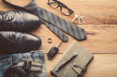 Ahşap zeminde Erkekler için Giysi