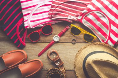 Seyahat için giyim, beyaz bir ahşap zemin üzerinde yer.