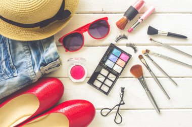 Kadınlar için giyim ve kozmetik